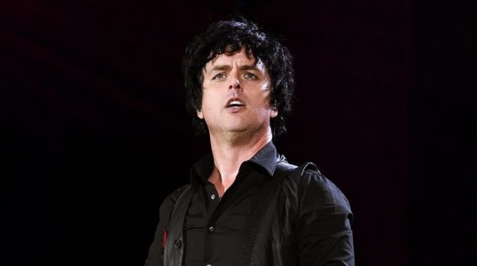 billie-joe-armstrong-green-day-696x389.j