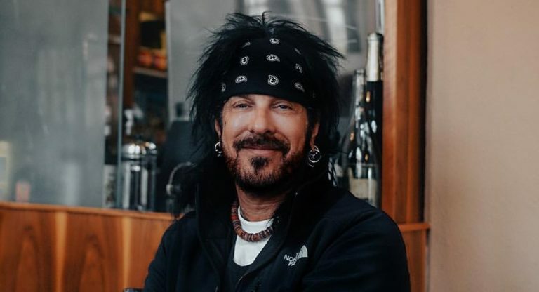 Nikki Sixx Shows His Respect To Motley Crue Fans