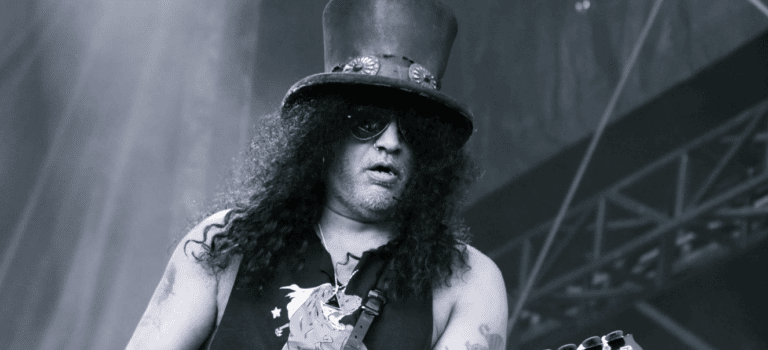 Slash Recalls The Tragic Stage Accident He Lived With Guns N’ Roses, It Made Him Emotional