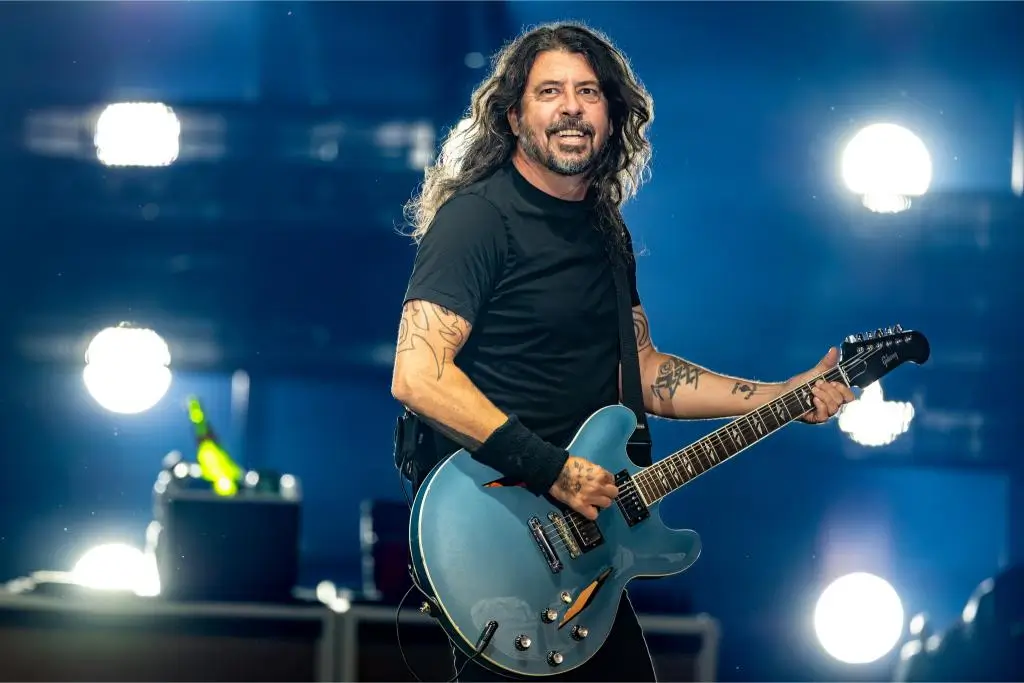 Dave-Grohl-Blue-Guitar