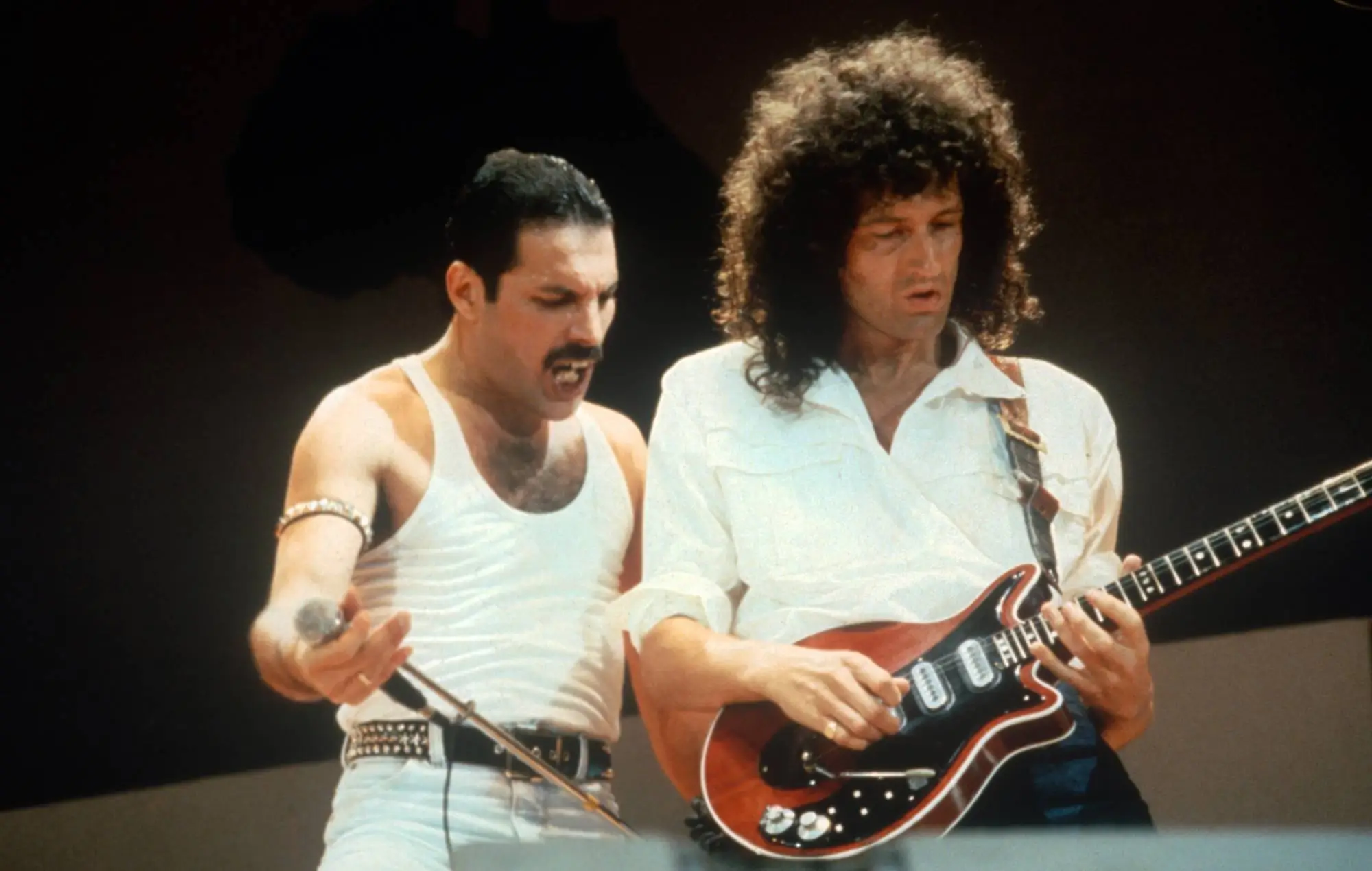 Freddie-Mercury-and-Brian-May-performing