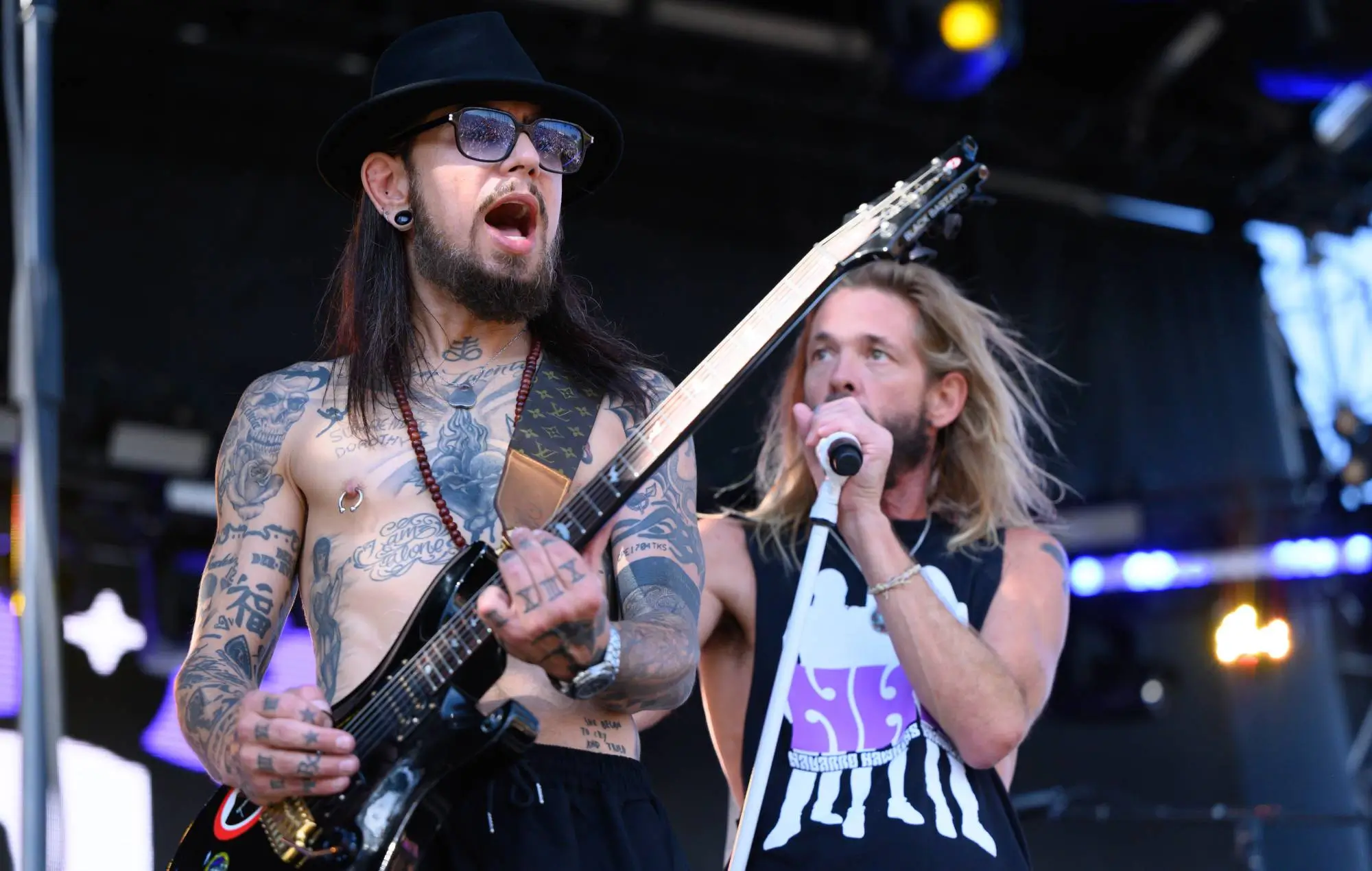 Dave-Navarro-and-Taylor-Hawkings-performing