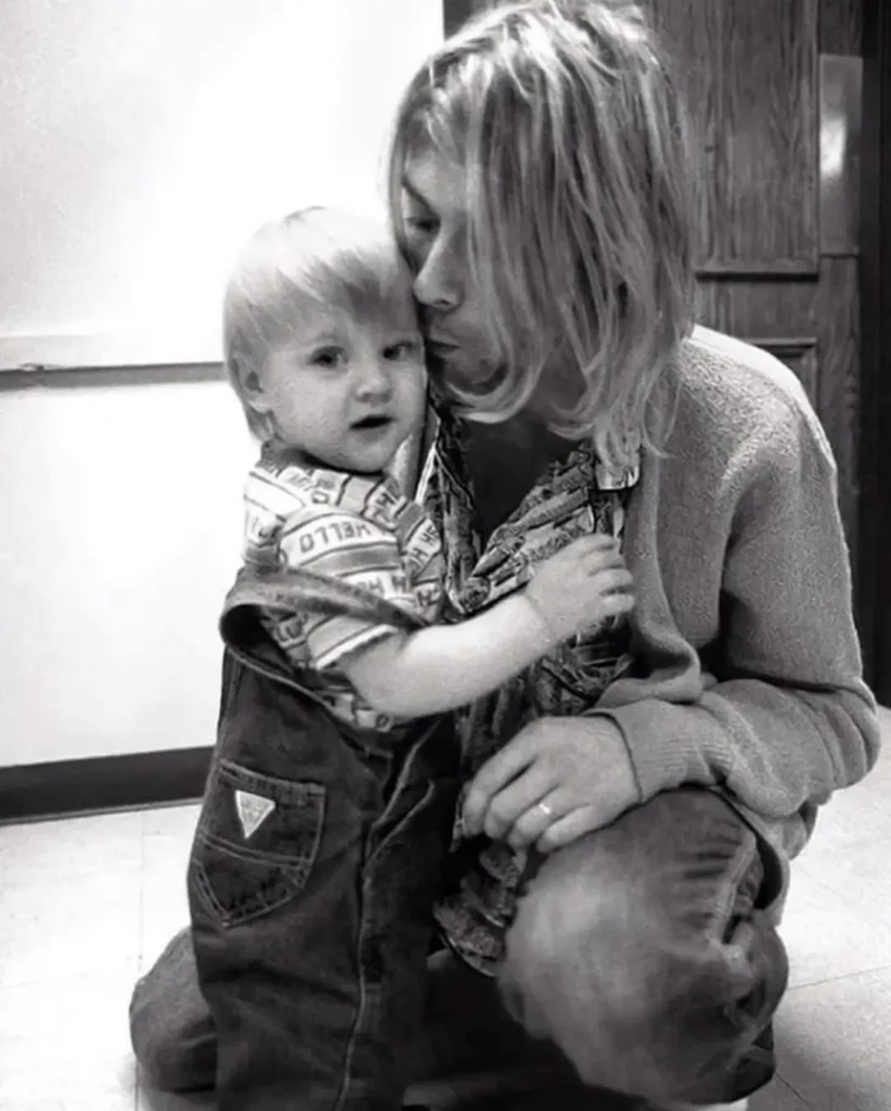 Kurt-Cobain-kissing-Frances-Bean-Cobain