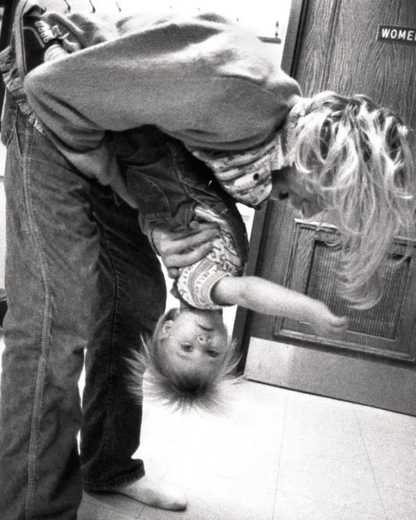 Kurt-Cobain-playing-with-Frances-Bean-Cobain